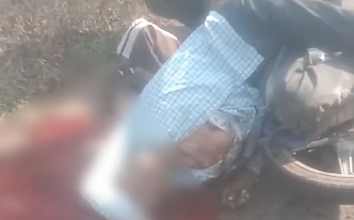 श्योपुर में ओवरलोड पिकअप ने बाइक को कुचला, पिता की मौत और दो बेटियां गंभीर घायल