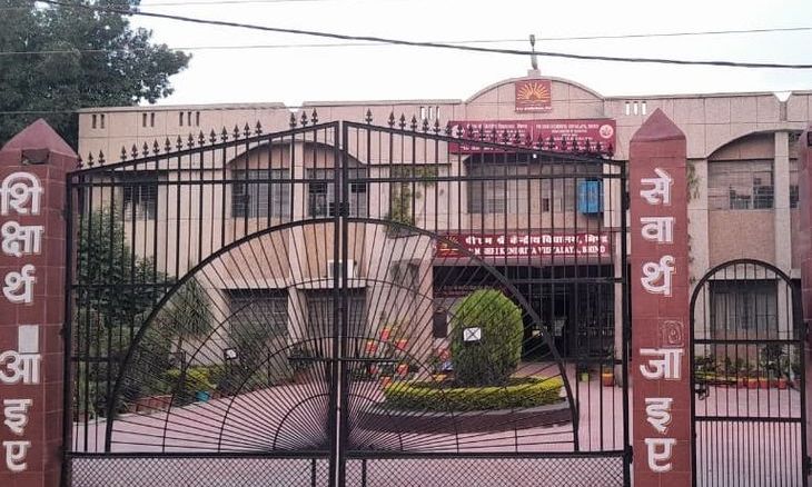 भिंड केंद्रीय विद्यालय में दसवीं की छात्रा ने शिक्षक पर लगाए फब्तियां कसने और अनुचित व्यवहार के आरोप