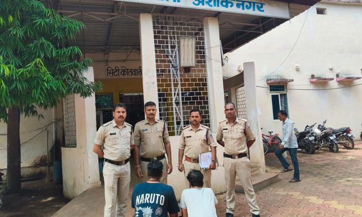 अशोकनगर में भीड़ का फायदा उठाकर चेन उड़ाने वाले दो शातिर गिरफ्तार, छह लाख का माल जब्त