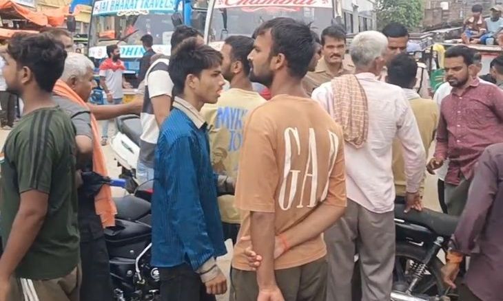 अंबाह में खाद के लिए ई-टोकन नियम पर भड़के किसान, मुरैना तिराहा किया जाम