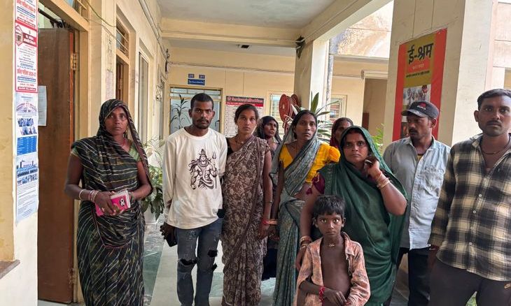 अशोकनगर में मक्का तोड़ने वाले 33 मजदूरों को 15 दिन बाद भी नहीं मिली मजदूरी, कलेक्ट्रेट पहुंचे