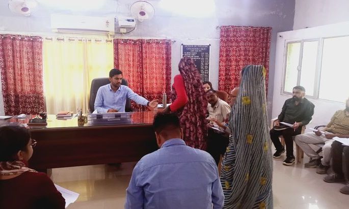 चंदेरी जनसुनवाई में पहुंचा सनसनीखेज मामला, दबंगों की प्रताड़ना से सहमा आदिवासी परिवार