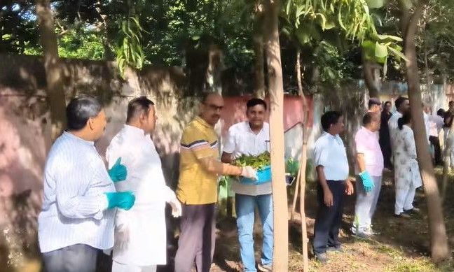 अशोकनगर में गांधी जयंती पर दिखा उत्साह, कलेक्टर ने दिलाई स्वच्छता और नशामुक्ति की शपथ