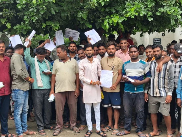 लहार में खाद की किल्लत से अन्नदाता परेशान, एसडीएम कार्यालय पर किया प्रदर्शन