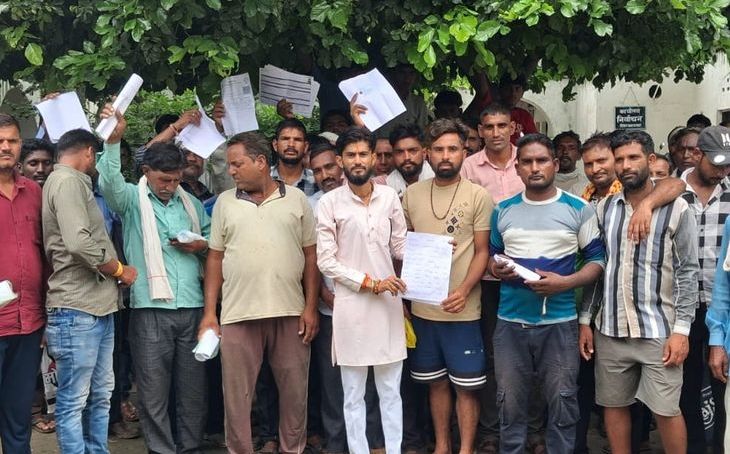 लहार में खाद की किल्लत से अन्नदाता परेशान, एसडीएम कार्यालय पर किया प्रदर्शन