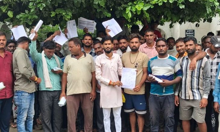 लहार में खाद की किल्लत से अन्नदाता परेशान, एसडीएम कार्यालय पर किया प्रदर्शन