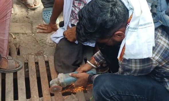 दतिया में टाउनहॉल के पास बड़ा हादसा, नाली की जाली में फंसा कर्मचारी का पैर; कटर से काटकर बचाया