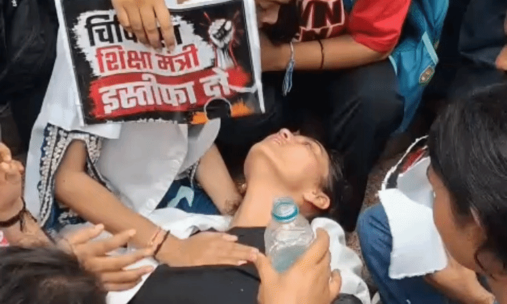 ग्वालियर कलेक्ट्रेट में नर्सिंग छात्रों का जोरदार प्रदर्शन, बिगड़ने पर बेहोश हुई छात्रा को निजी वाहन से पहुंचाया गया अस्पताल