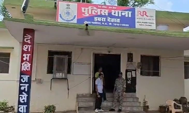 डबरा की दरगाह में मिला अज्ञात युवक का शव, गले पर धारदार हथियार के निशान