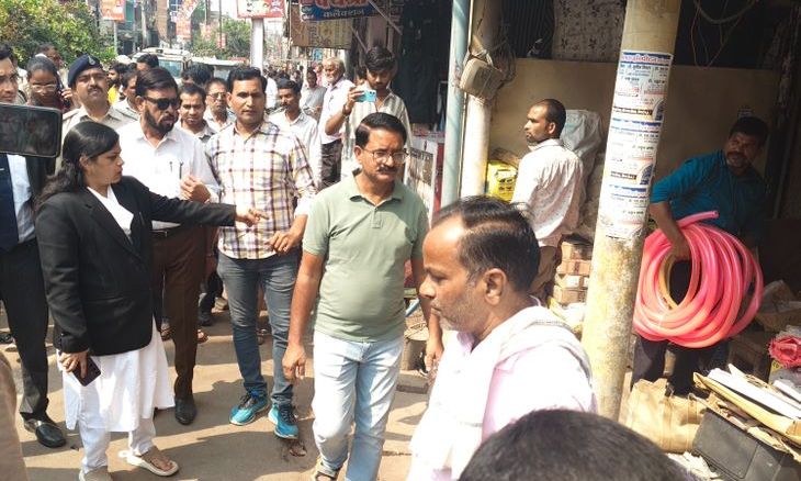 भिंड सदर बाजार में चला तीन घंटे का अतिक्रमण विरोधी अभियान, चौदह दुकानदारों पर हुआ जुर्माना