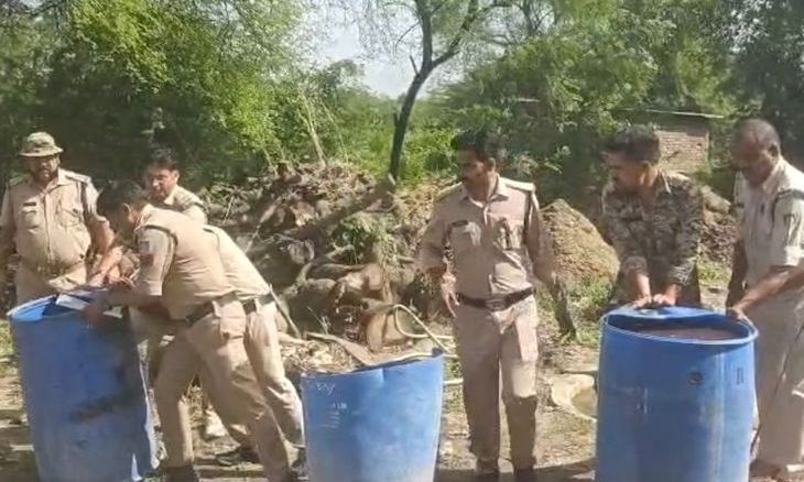 पंडोखर पुलिस की अवैध शराब पर कार्रवाई: कंजर डेरे से तीन महिलाएं गिरफ्तार, भारी मात्रा में लाहन नष्ट