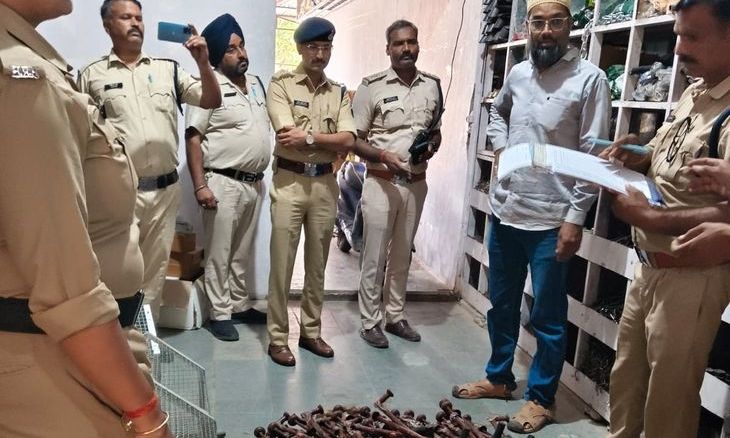श्योपुर में त्योहारी सीजन से पहले पुलिस का बड़ा एक्शन, हार्डवेयर दुकान से भारी मात्रा में अवैध कार्बाइड गन बरामद