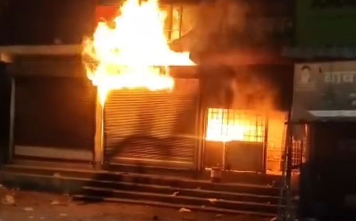 कुंभराज शराब दुकान आगजनी मामला: राजगढ़ का निलंबित हेड कांस्टेबल गिरफ्तार, नशे में दिया था घटना को अंजाम