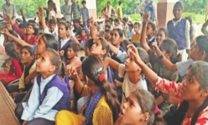 अशोकनगर में सीएम राइज स्कूल में विलय का विरोध: यूनीफॉर्म पहनकर कलेक्ट्रेट पहुंचे छोटे बच्चे