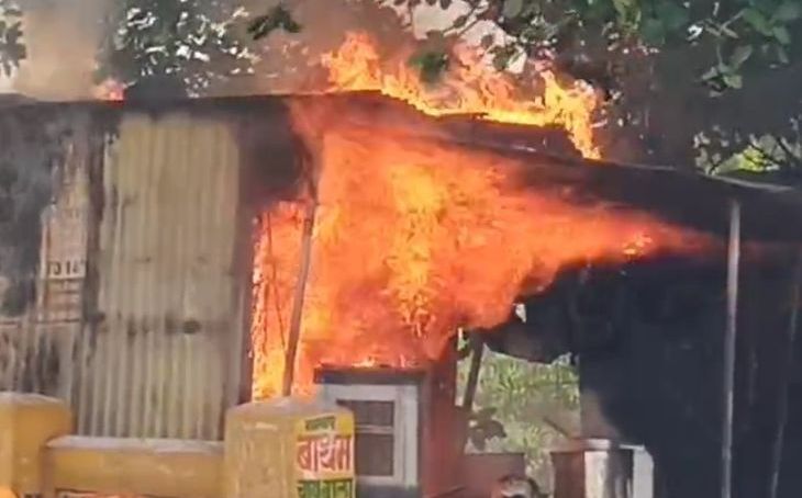 विजयपुर बस स्टैंड पर बड़ा हादसा टला: गैस सिलेंडर से लगी आग में चाय की गुमटी जलकर राख