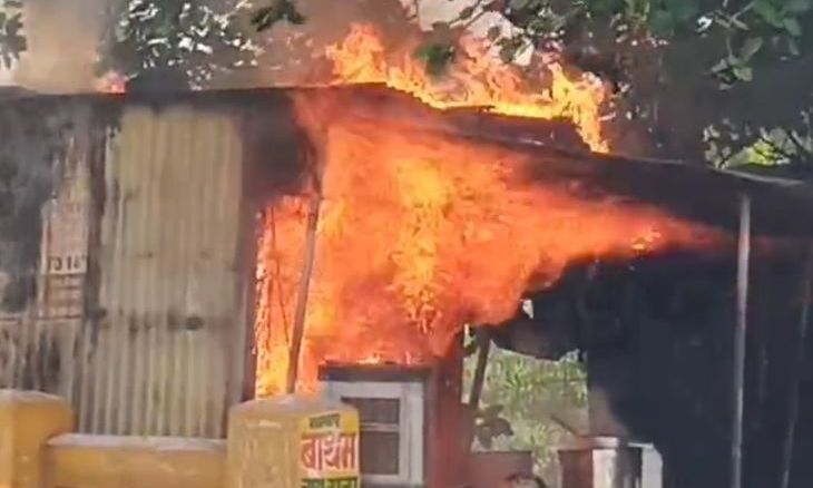 विजयपुर बस स्टैंड पर बड़ा हादसा टला: गैस सिलेंडर से लगी आग में चाय की गुमटी जलकर राख