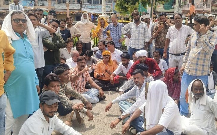 श्योपुर में अपराधों के खिलाफ जन आक्रोश: मंजीरे बजाकर कोतवाली का घेराव, कानून व्यवस्था सुधारने की मांग