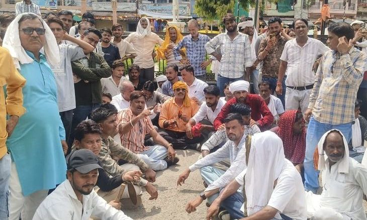 श्योपुर में अपराधों के खिलाफ जन आक्रोश: मंजीरे बजाकर कोतवाली का घेराव, कानून व्यवस्था सुधारने की मांग