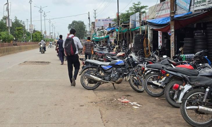 डबरा में सर्विस रोड पर अतिक्रमण से राहगीर परेशान, पुलिस जल्द चलाएगी अभियान