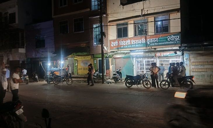 श्योपुर में शराब दुकानों पर मनमानी: एमआरपी से ज्यादा वसूले जा रहे दाम, वीडियो आया सामने