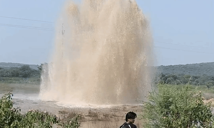 शिवपुरी के सतनवाड़ा में फूटी पाइपलाइन, 20 फीट ऊंचाई तक गया पानी का फव्वारा