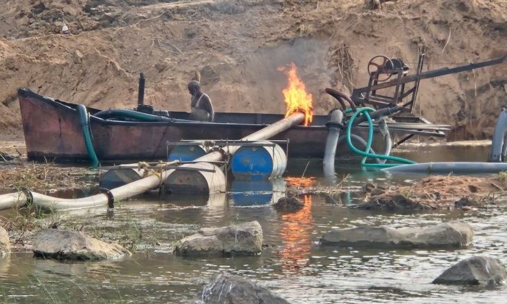 पार्वती नदी में रेत माफिया पर बड़ी कार्रवाई, पनडुब्बी को फूंका, रास्ता रोका