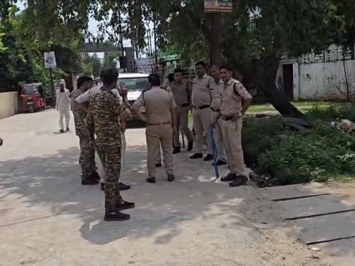 मुरैना में एएसपी को देख भागे रेत माफिया, नाली में फंसकर रह गई ट्रैक्टर-ट्रॉली