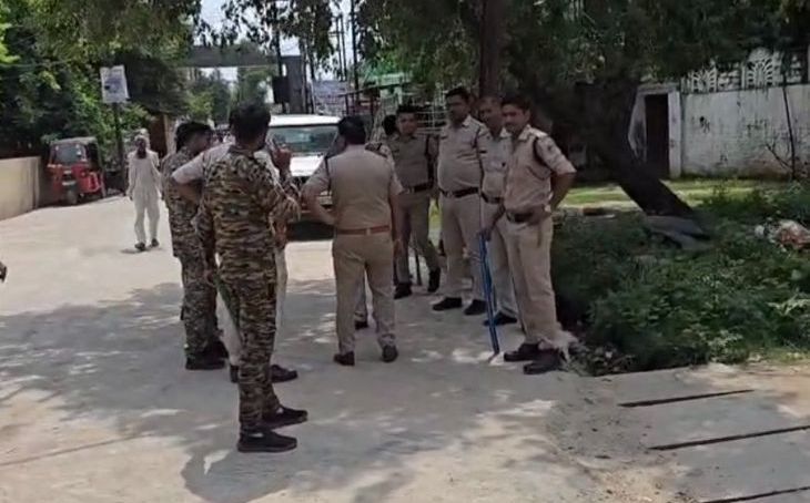 मुरैना में एएसपी को देख भागे रेत माफिया, नाली में फंसकर रह गई ट्रैक्टर-ट्रॉली