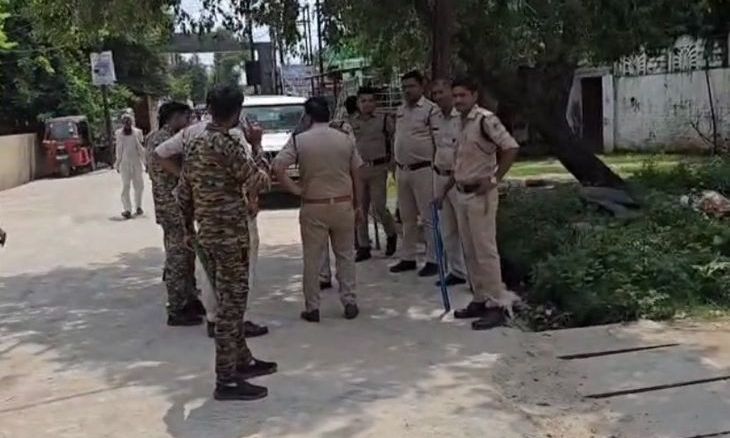 मुरैना में एएसपी को देख भागे रेत माफिया, नाली में फंसकर रह गई ट्रैक्टर-ट्रॉली