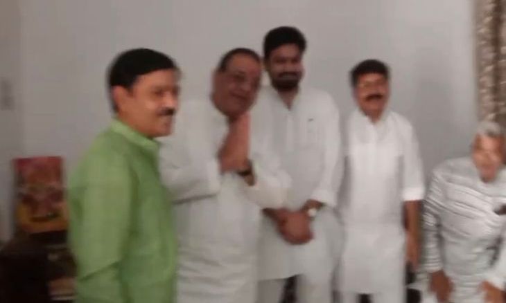 दतिया उपचुनाव: अवधेश नायक पर कांग्रेस-भाजपा की नजर, मनाने का दौर जारी
