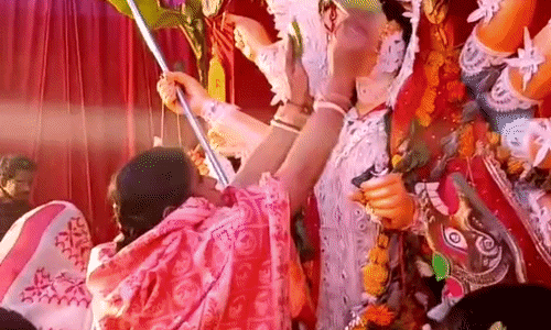 ग्वालियर में बंगाली समाज ने पारंपरिक सिंदूर खेला के साथ दी मां दुर्गा को विदाई, मानस भवन में उमड़ी भीड़
