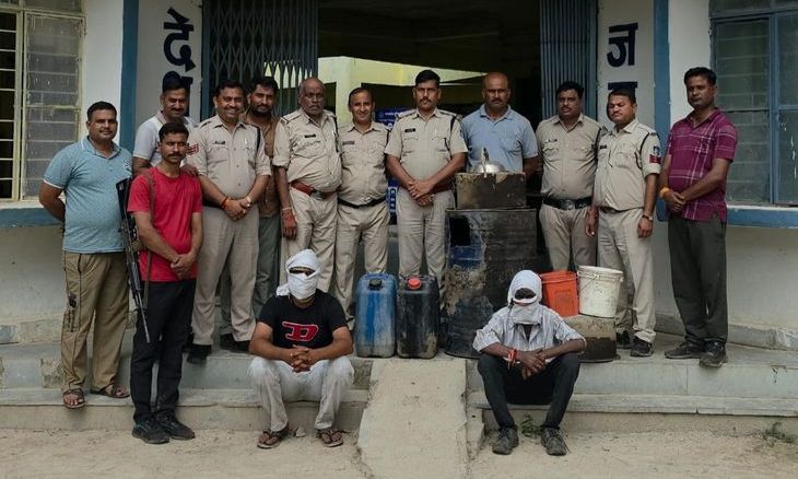 मुरैना में जंगल के भीतर चल रही थी अवैध शराब की भट्ठी, पुलिस ने दो आरोपियों को दबोचा
