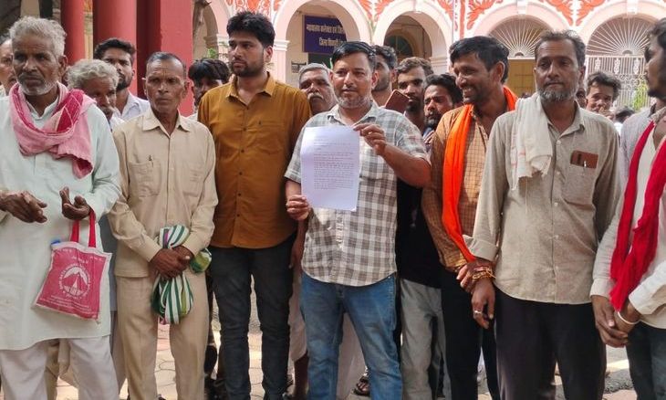 शिवपुरी कलेक्टर कार्यालय में गूंजी समस्याएं: पटवारियों ने स्वामित्व योजना से हटने की मांग की, सड़कों और रास्तों के कब्जों पर फूटा गुस्सा