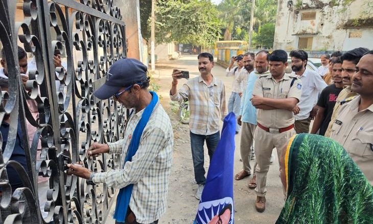 डबरा जनपद पंचायत में स्वामित्व योजना को लेकर हंगामा, मुख्य गेट पर जड़ा ताला