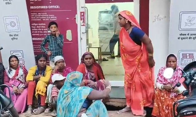 शिवपुरी में आवास योजना के 180 मजदूरों का हंगामा, डेढ़ महीने से मजदूरी न मिलने पर बैंक पहुंचे श्रमिक