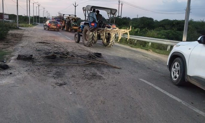 सेंवढ़ा बायपास निर्माण पर उठे सवाल, दो करोड़ की लागत वाली सड़क सात महीने में ही धंसी