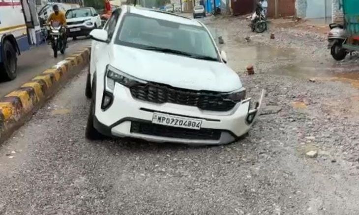 ग्वालियर में बारिश से धंसी झांसी रोड: 10 फीट गहरे गड्ढे में समाई कार, अधिकारियों के आने से पहले ट्रैक्टर से खींचकर निकाला बाहर