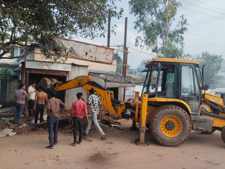 सबलगढ़ में प्रशासन का बुलडोजर: तहसीलदार के नेतृत्व में कुतघान रोड और तहसील के पास से हटीं अवैध गुमटियां