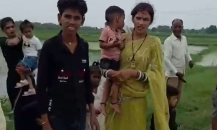 चीनौर क्षेत्र में टला बड़ा हादसा: बाइक सवार को बचाने के फेर में खेत में पलटी महिलाओं-बच्चों से भरी लोडिंग गाड़ी