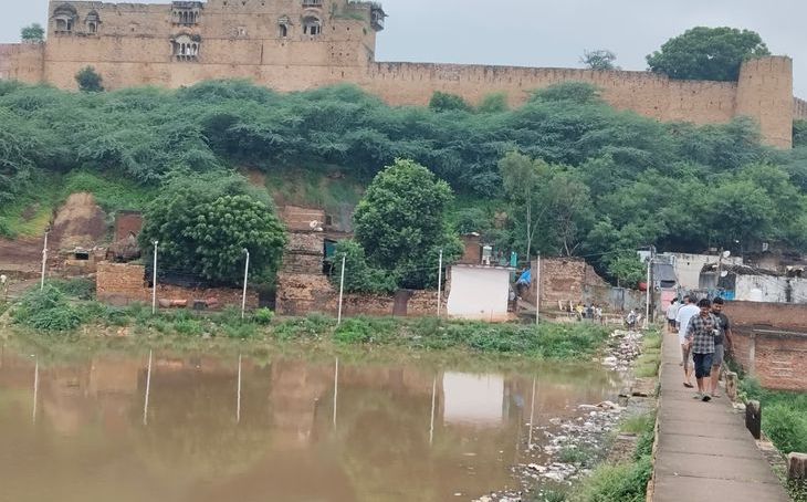 मूसलाधार बारिश से लबालब हुआ सबलगढ़ तालाब, वियर लेवल तक पहुंचा पानी