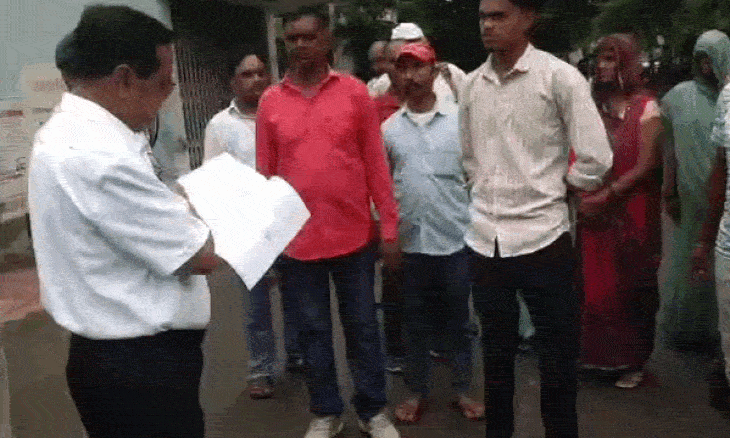 लहार के रावतपुरा में सरकारी रास्ते पर अवैध निर्माण, ग्रामीणों ने कलेक्टर को सुनाई पीड़ा