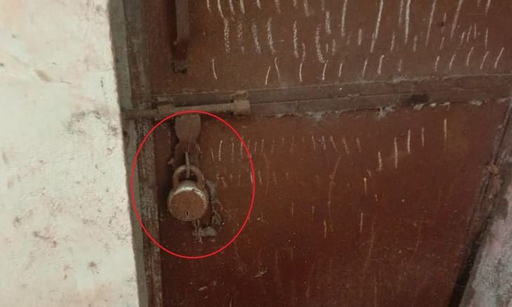अशोकनगर: निलंबन के बाद चर्चा में आए स्कूल का हाल, बंद मिले टॉयलेट और फैली मिली नशे की सिरिंज