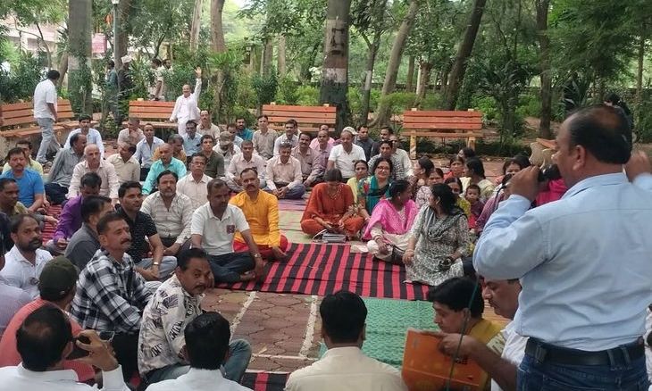 नियमितीकरण की मांग को लेकर सड़क पर उतरे अतिथि शिक्षक, प्रशासन को सौंपा ज्ञापन