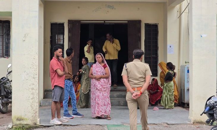 डबरा में जुआ रुकवाने पर खूनी संघर्ष: दबंगों ने युवक पर दागी गोली, टैंकर के पीछे छिपकर बचाई जान