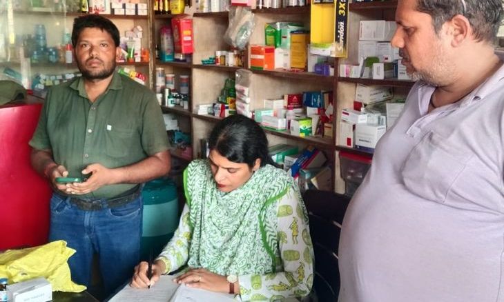औषधि विभाग की दबिश से मौ के मेडिकल संचालकों में खलबली, कई शटर गिरे