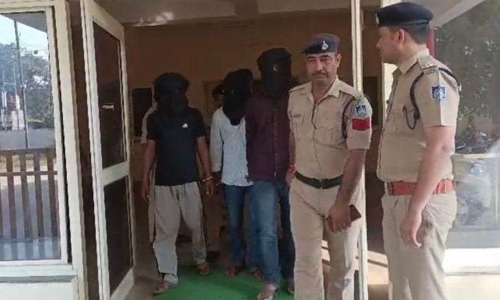 दतिया में दंपती से लूट का खुलासा: झांसी में रची गई थी साजिश, तीन आरोपी गिरफ्तार और जेवर बरामद