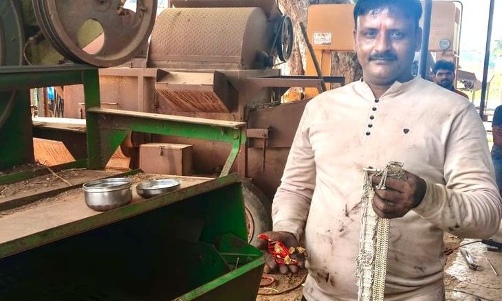 शिवपुरी के मिस्त्री ने पेश की ईमानदारी की मिसाल, थ्रेसर में मिले चार लाख के जेवर मालिक को सौंपे