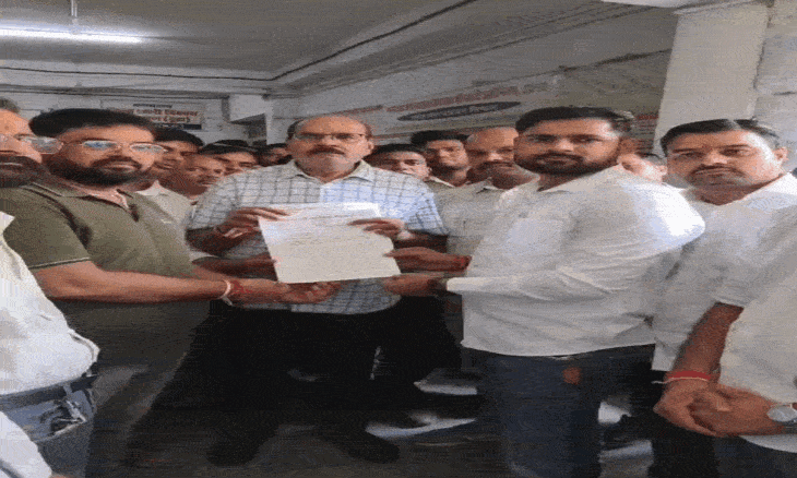 भिंड में एसओपी के विरोध में उतरा पटवारी संघ, कलेक्ट्रेट पर किया प्रदर्शन