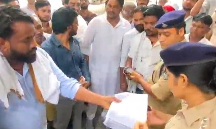 ग्वालियर में सोशल मीडिया पर भड़काऊ पोस्ट से उबाल, मां और सैनिकों पर अभद्र टिप्पणी पर एसपी से शिकायत
