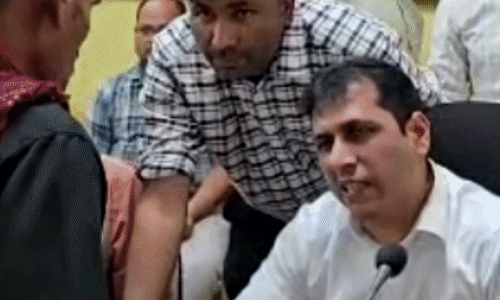 दतिया जनसुनवाई: एमए-बीएड पास दिव्यांग ने लगाई रोजगार की गुहार, आवास और आर्थिक सहायता के लिए भी पहुंचे ग्रामीण